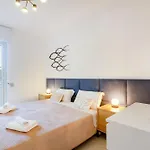 Διαμέρισμα Guesthost - Spacious Flat X4 With Patio And Garden