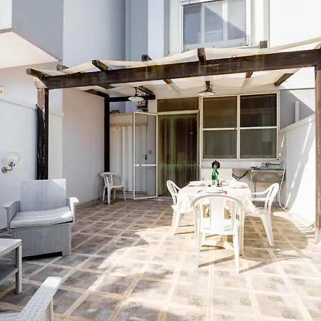 Guesthost - Spacious Flat With Patio And Garden Отранто