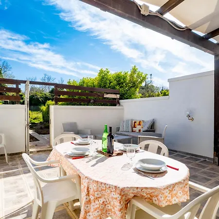 Apartman Guesthost - Spacious Flat X4 With Patio And Garden Otranto