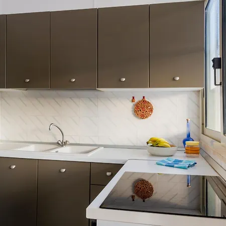 Guesthost - Spacious Flat With Patio And Garden