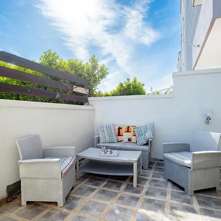 Guesthost - Spacious Flat With Patio And Garden * Otranto
