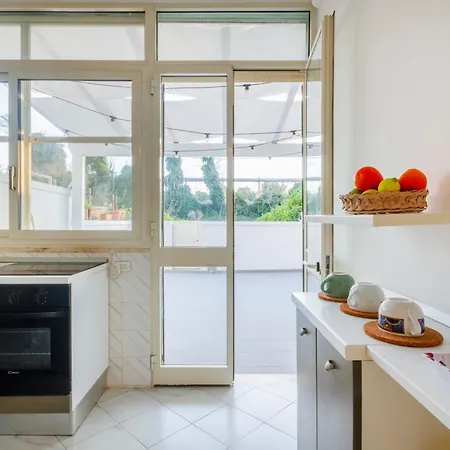 Guesthost - Spacious Flat With Patio And Garden Otranto