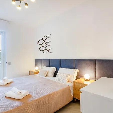 Apartamento Guesthost - Spacious Flat With Patio And Garden