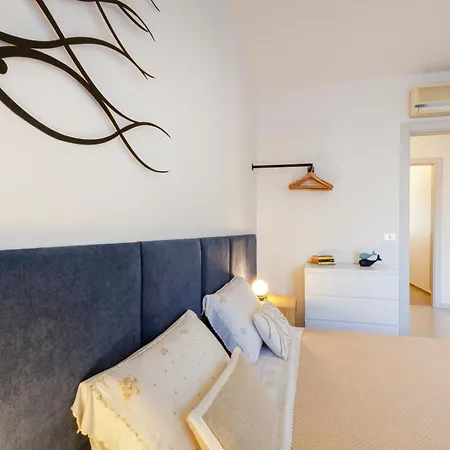 Guesthost - Spacious Flat With Patio And Garden