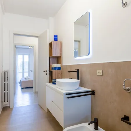 Guesthost - Spacious Flat With Patio And Garden