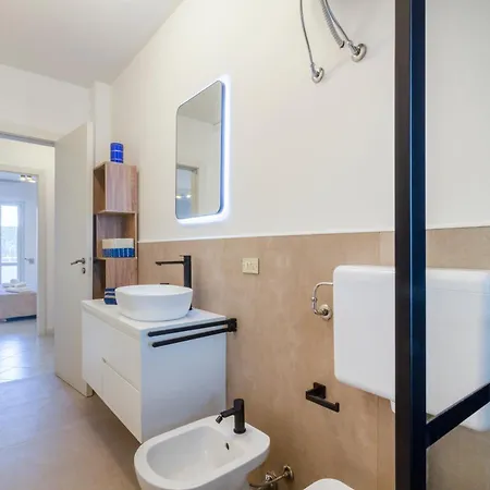 Guesthost - Spacious Flat With Patio And Garden Appartement Otranto