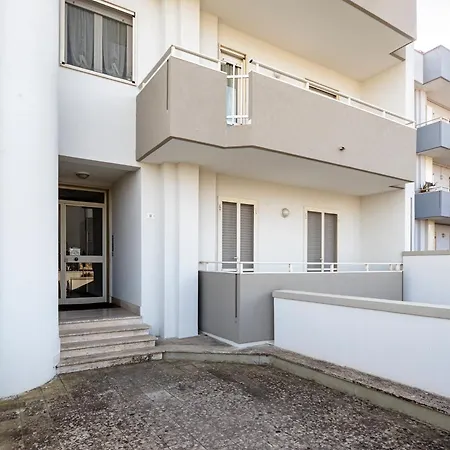 Guesthost - Spacious Flat With Patio And Garden Appartement Otranto