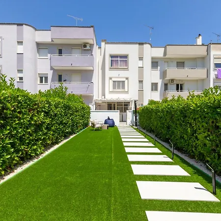 Apartamento Guesthost - Spacious Flat With Patio And Garden Otranto